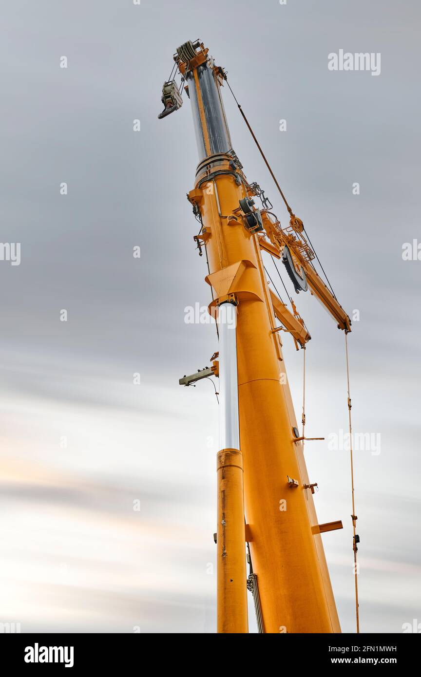 Gru con braccio telescopico giallo di una grande gru a torre Foto Stock