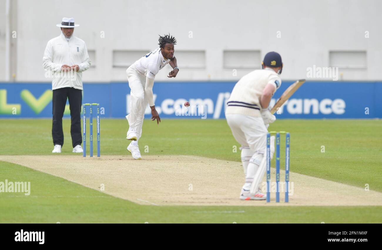 Hove, Regno Unito. 13 maggio 2021. Sussex's Jofra Archer bowling contro Kent il primo giorno della loro partita LV= Insurance County Championship al 1 ° Central County Ground a Hove . : Credit: Simon Dack/Alamy Live News Foto Stock