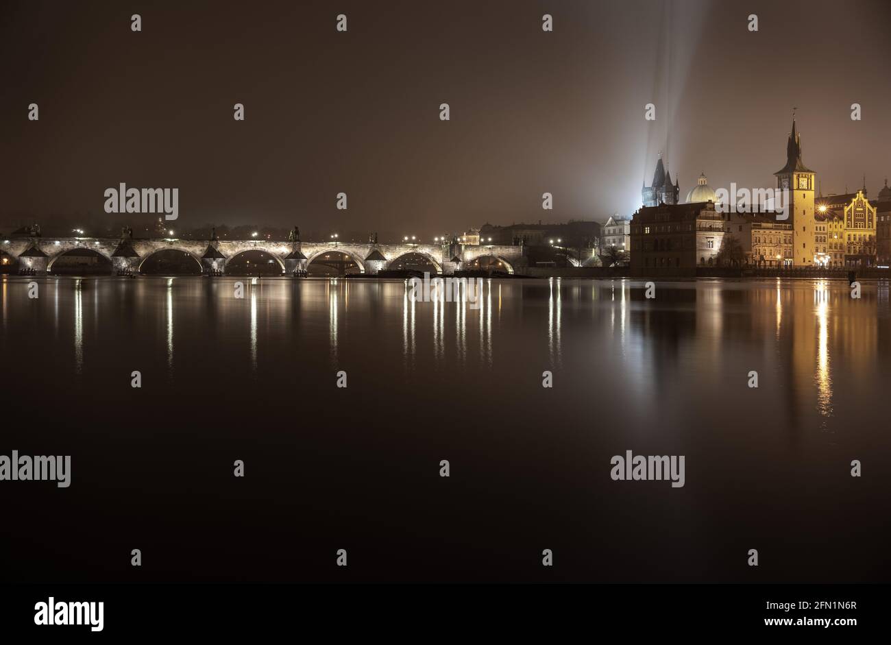 Foto notturna del Ponte Carlo - Karluv Most - sul fiume Moldava a Praga; ripresa da Strelecky ostrov, lunga esposizione Foto Stock