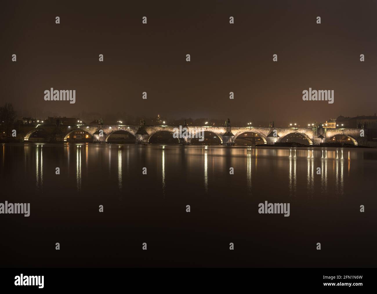 Foto notturna del Ponte Carlo - Karluv Most - sul fiume Moldava a Praga; ripresa da Strelecky ostrov, lunga esposizione Foto Stock