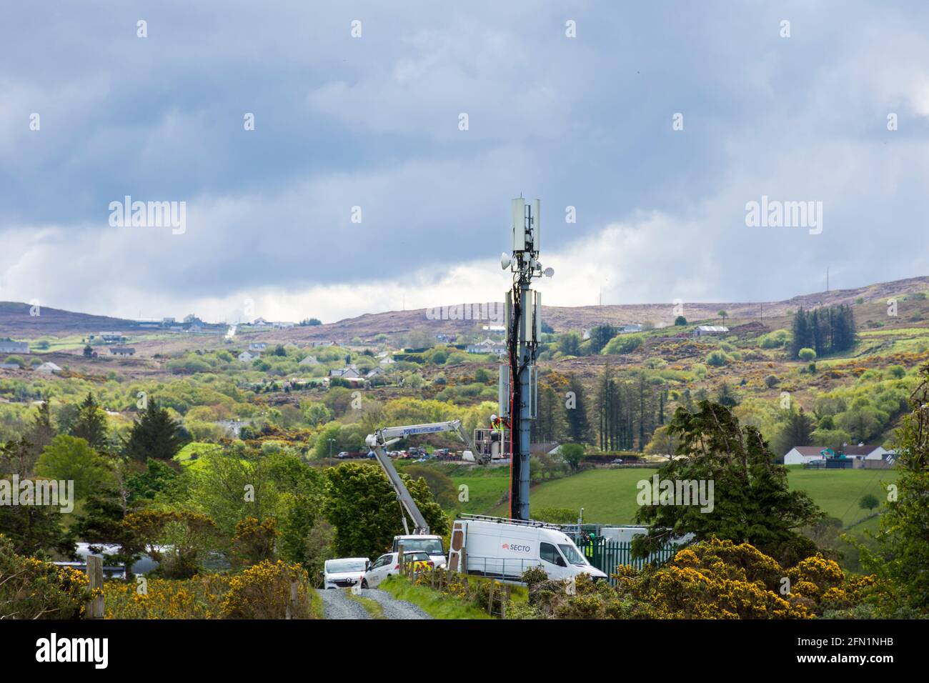 Ardara, County Donegal, Ireland.Telecoms ingegneri che lavorano per Secto installare attrezzature su un palo. Secto sta attualmente collaborando con le principali aziende irlandesi nel settore delle telecomunicazioni che stanno attuando ampie reti FTTH (Fibre to the Home Broadband) in tutta l'Irlanda rurale. Foto Stock
