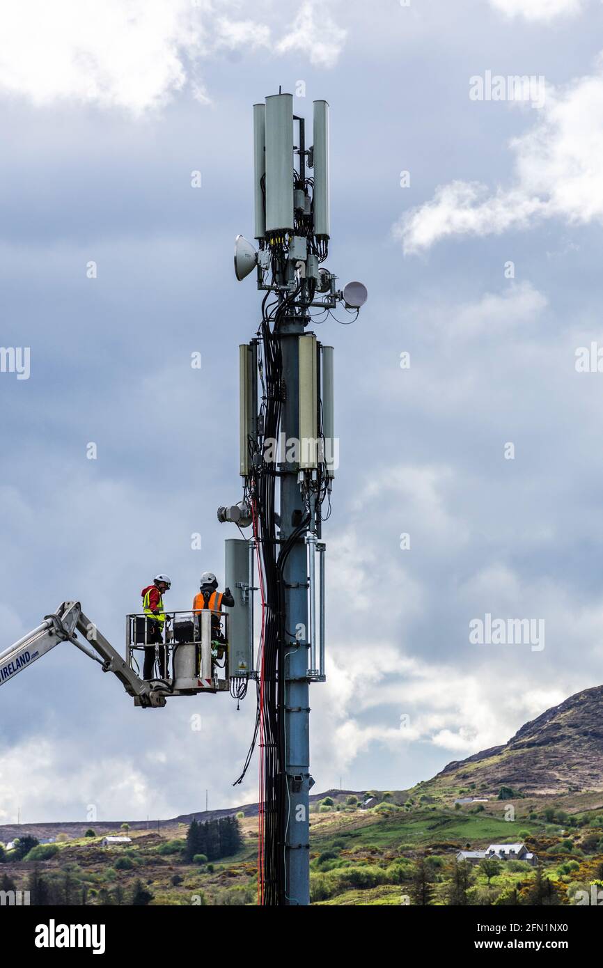 Ardara, Contea di Donegal, Irlanda. 13 maggio 2021. Gli ingegneri delle telecomunicazioni che lavorano per Secto installano le apparecchiature su un palo. Secto sta attualmente collaborando con le principali società di telecomunicazioni irlandesi per la creazione di ampie reti FTTH (Fibre to the Home Broadband) in tutta l'Irlanda rurale. Foto Stock
