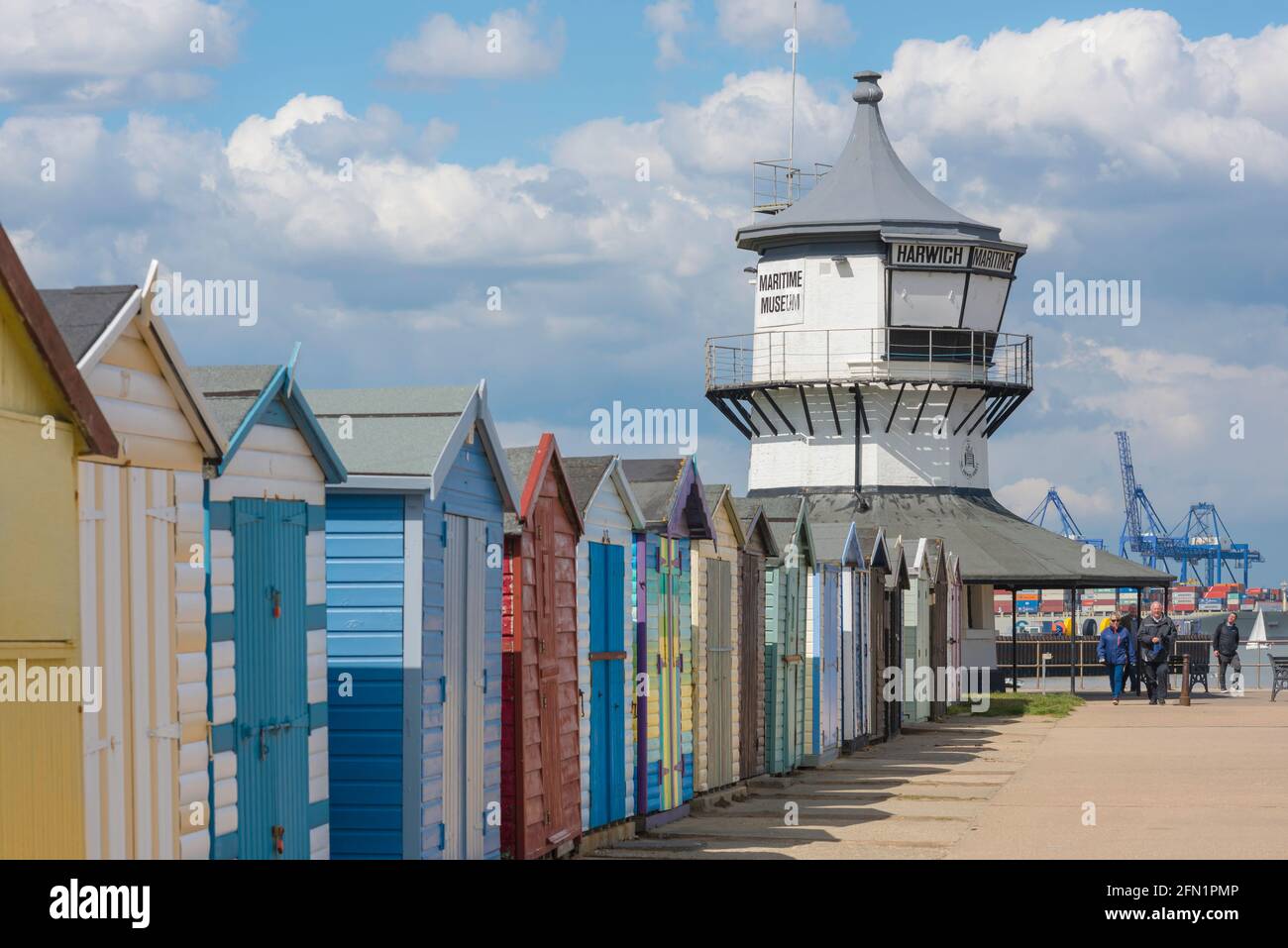 Harwich Inghilterra, vista del C18 Low Lighthouse edificio (ora un museo marittimo) con capanne sulla spiaggia di fronte Harwich Beach, Essex, Inghilterra, Regno Unito Foto Stock