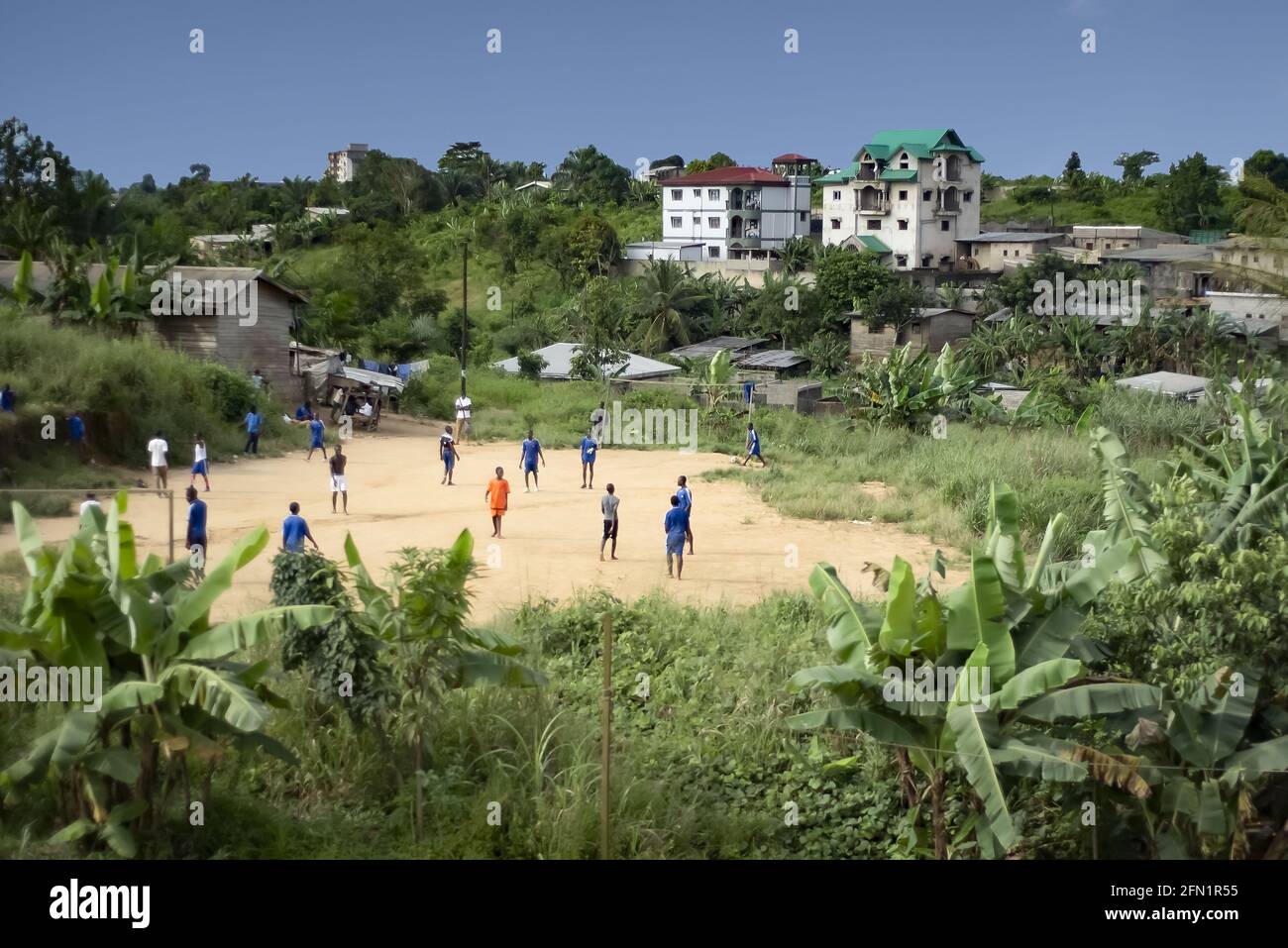 Giovani giocatori di calcio su un campo da gioco di sabbia Foto Stock