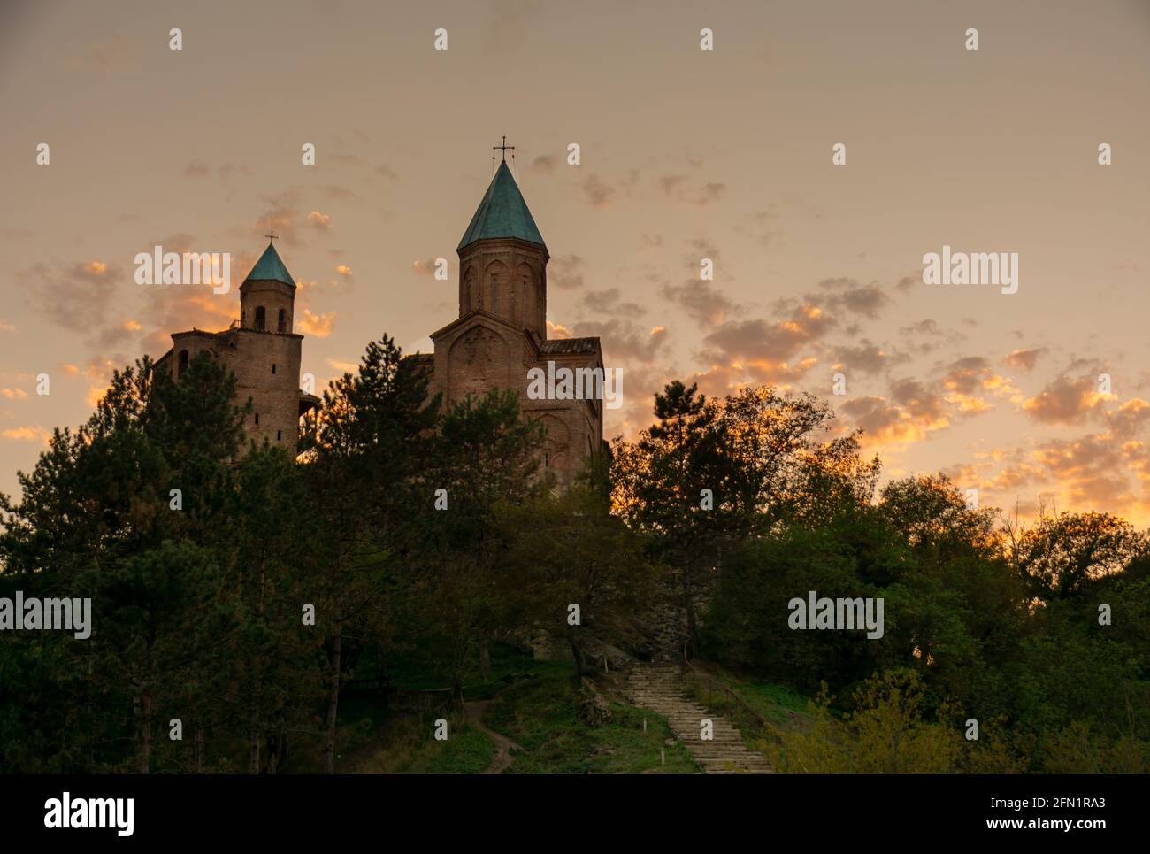 Cieli drammatici durante il tramonto sulla Chiesa degli Arcangeli a Gremi a Kakheti, Georgia. Foto Stock