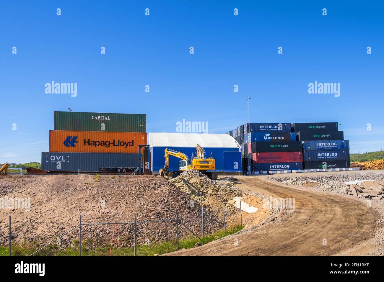 Escavatore in un terminale di container Foto Stock