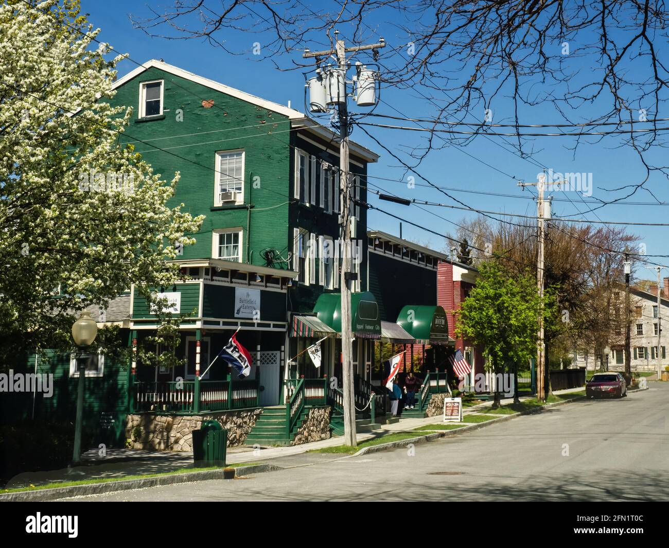 Saacks Harbour, New York, Stati Uniti. Maggio 12, 2021.View del piccolo villaggio costiero di Saacks porto sulle rive del lago Ontario su una tranquilla primavera Mornin Foto Stock