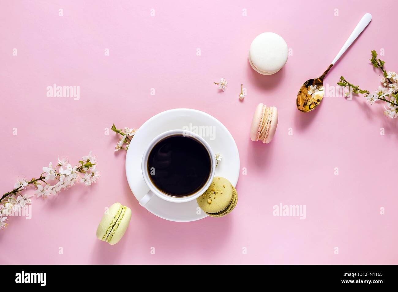 Composizione di still life piatta con biscotti macaron dessert Foto Stock