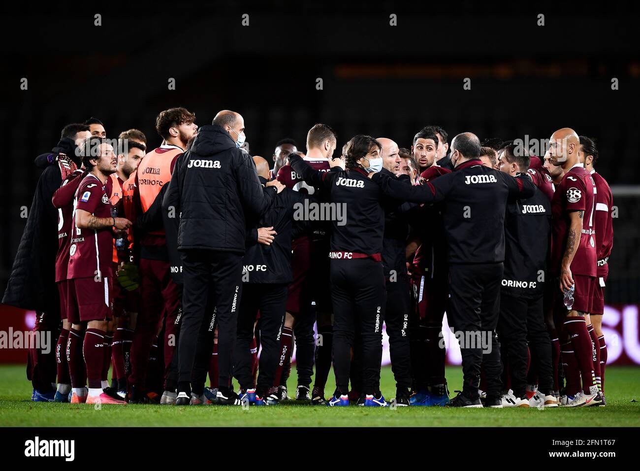 Torino, Italia. 12 maggio 2021. I giocatori di Torino parlano alla fine della Serie UNA partita di calcio tra Torino FC e AC Milan. L'AC Milan ha vinto il Torino FC nel 7-0. Credit: Nicolò campo/Alamy Live News Foto Stock