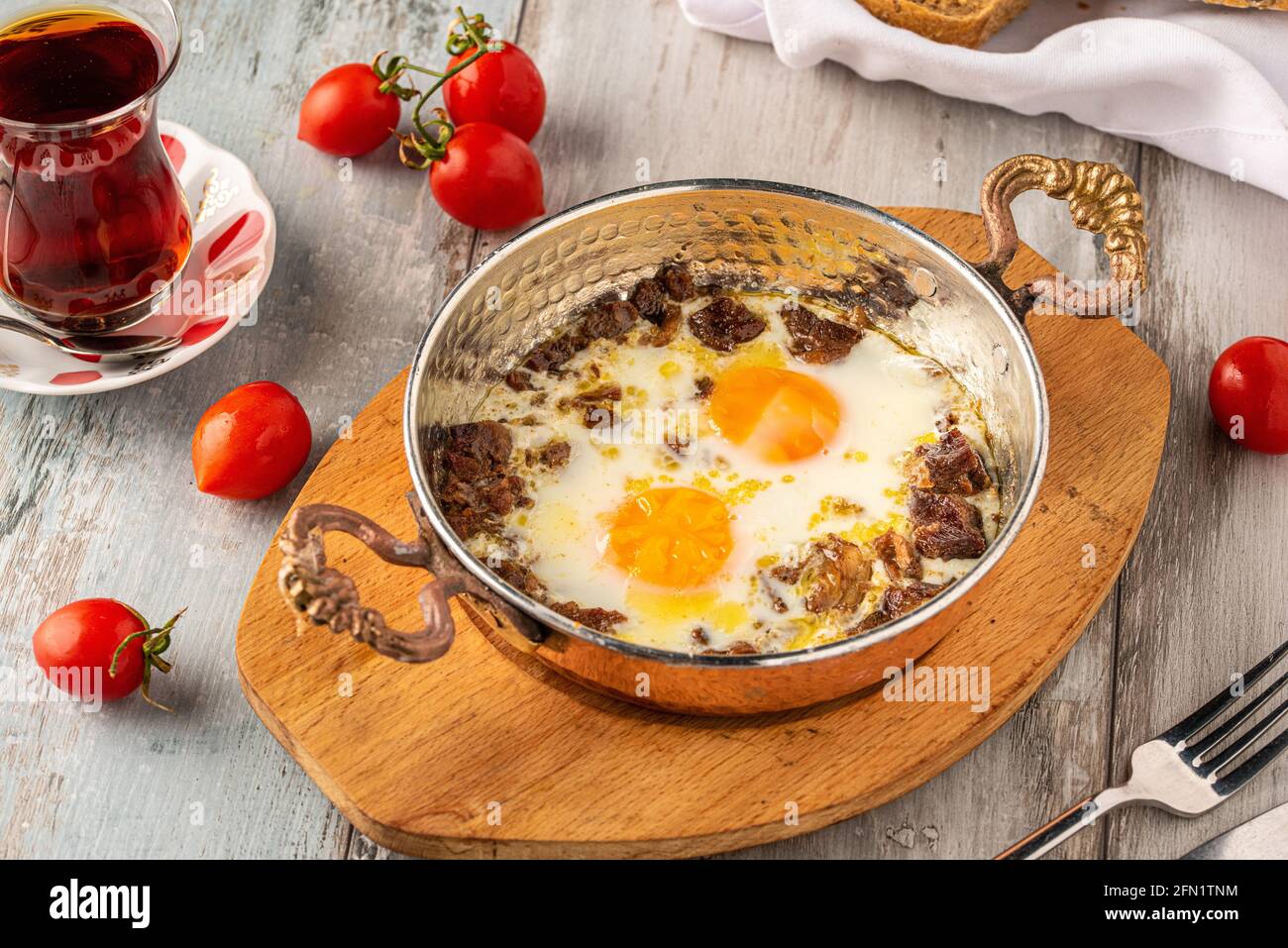 Bagno turco uova strapazzate con arrosti di carne in padella di rame Foto Stock
