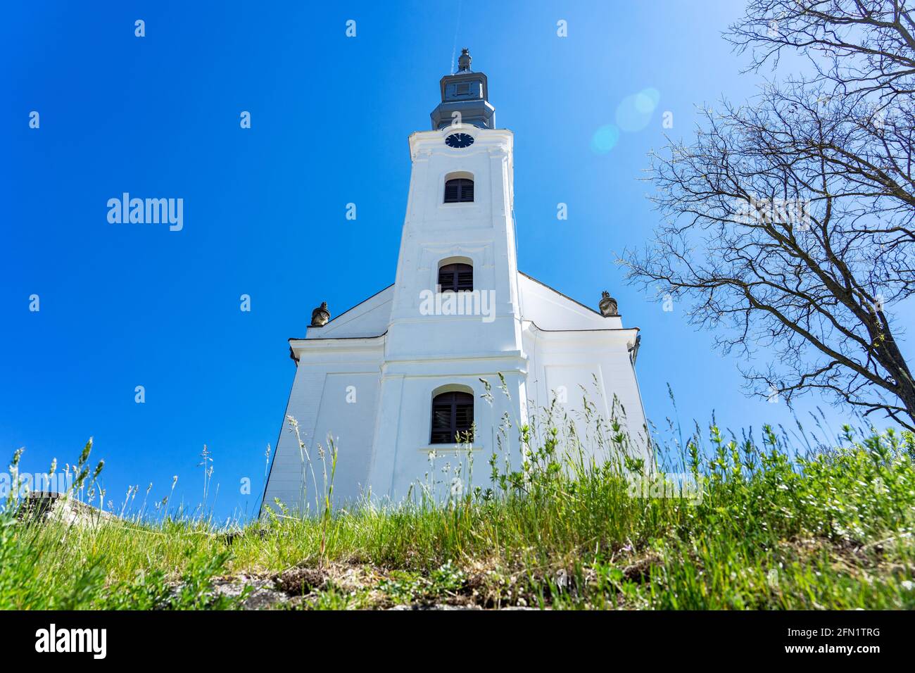 Bella piccola chiesa cappella bianca in Koveskal Ungheria Foto Stock