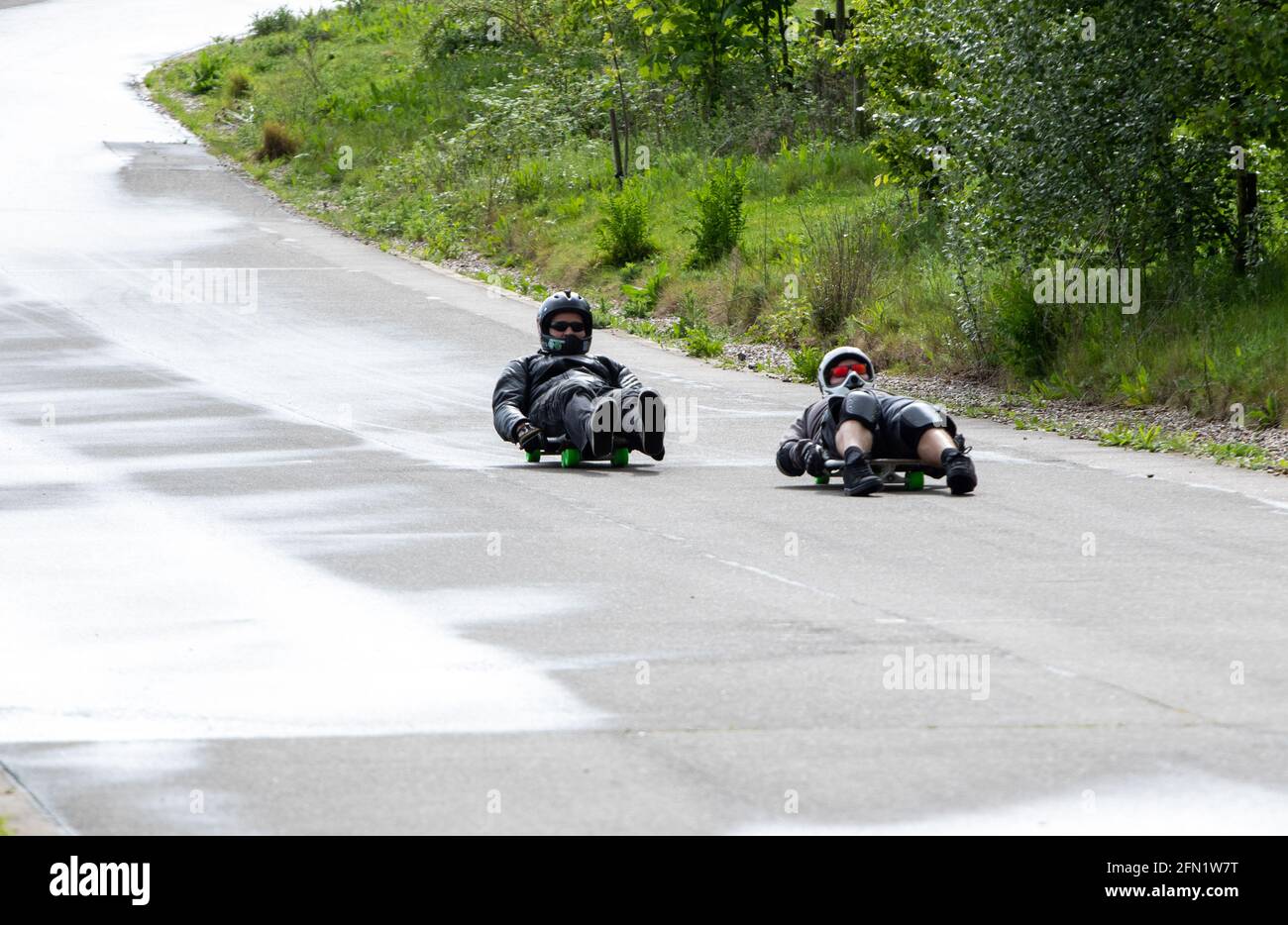 Posa su uno skateboard per andare in discesa noto come carico di punta Foto  stock - Alamy