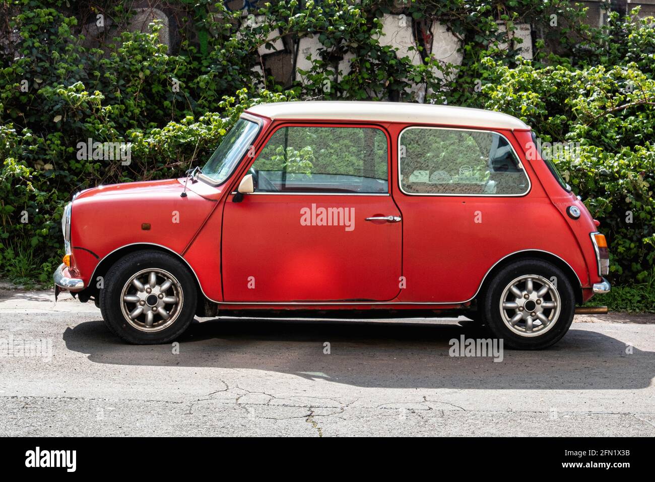 Mini auto classica parcheggiata a Berlino, in Germania. Vecchia automobile rossa e bianca Foto Stock