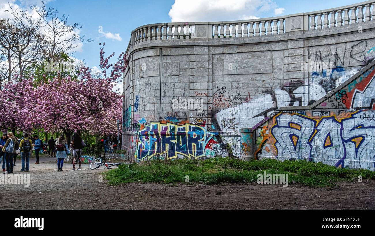Le scale coperte di graffiti che conducono da Bornholmer strasse al viale dei ciliegi a Norwegerstrassee, Prenzlauer Berg Berlin Foto Stock