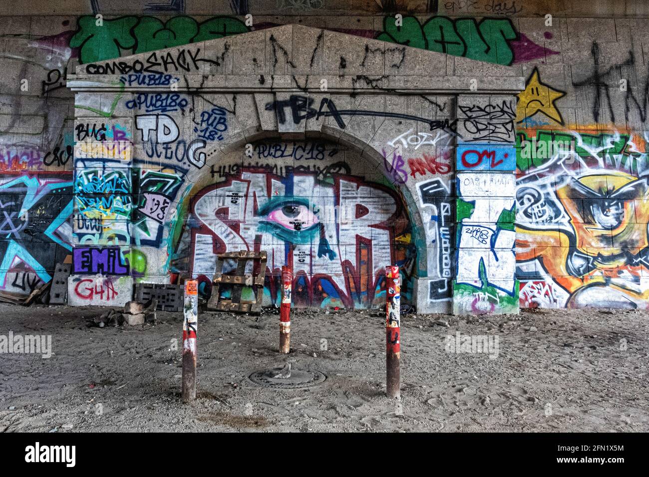 Graffiti coprì il supporto del ponte stradale Bornholmer strasse, Norwegerstrassee, Prenzlauer Berg Berlin Foto Stock
