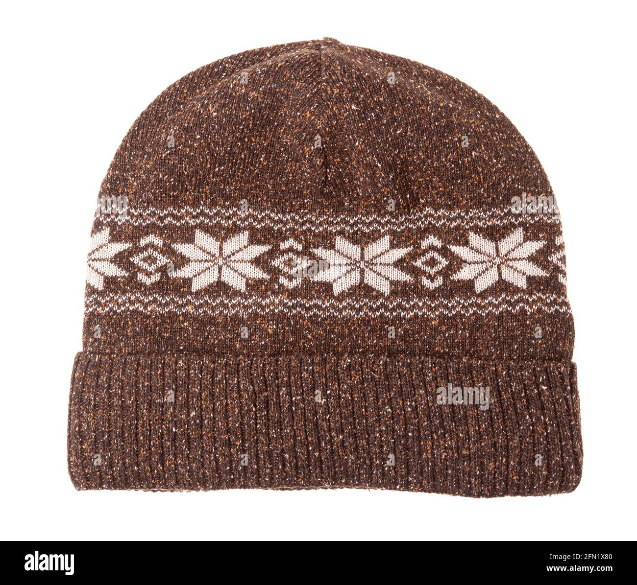 Cappello invernale lavorato a maglia marrone decorato con ornamenti geometrici scandinavi isolato su sfondo bianco Foto Stock