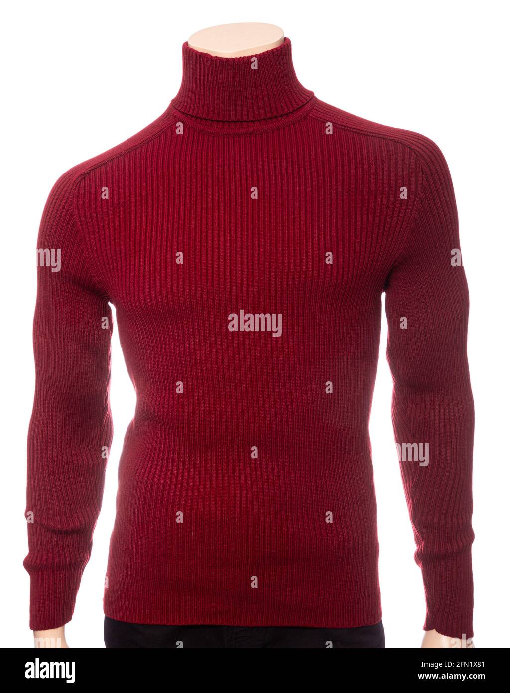 Burgundy maglia a maniche lunghe colletto jumper su manichino isolato sopra uno sfondo bianco Foto Stock
