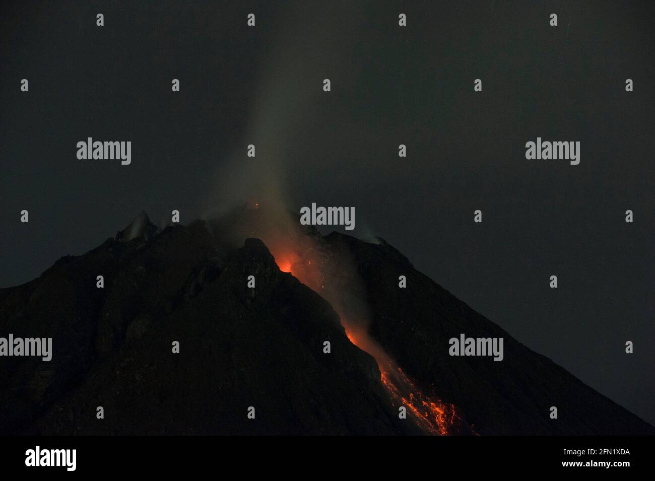 Sumatra settentrionale, Indonesia. 13 maggio 2021. Materiali vulcanici sparsi dal Monte Sinabung come visto dal distretto di Karo, Sumatra del Nord, Indonesia, 13 maggio 2021. Credit: Sutanta Aditya/Xinhua/Alamy Live News Foto Stock