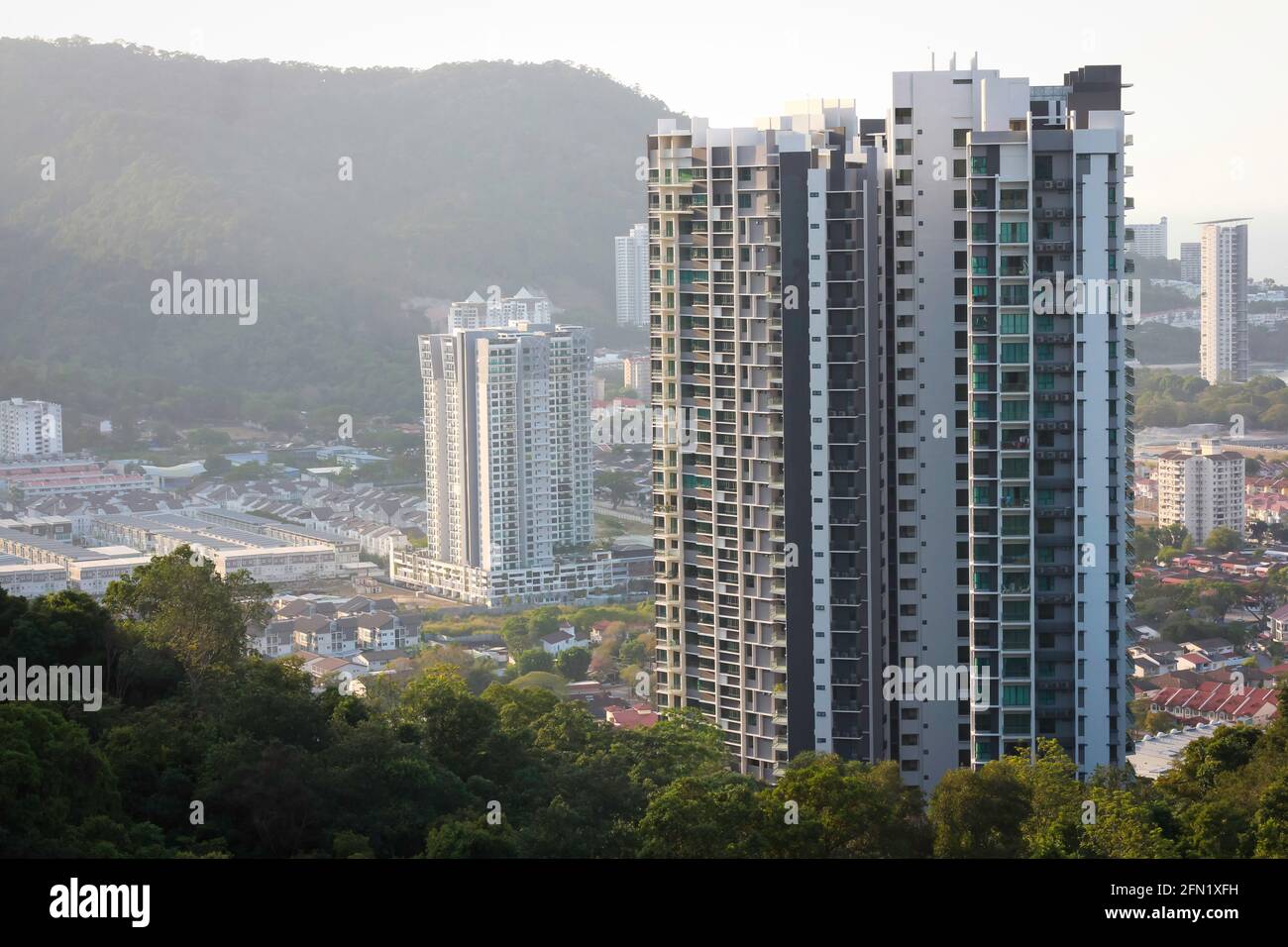 Nuovi ed alti edifici nell'isola di Penang. Foto Stock