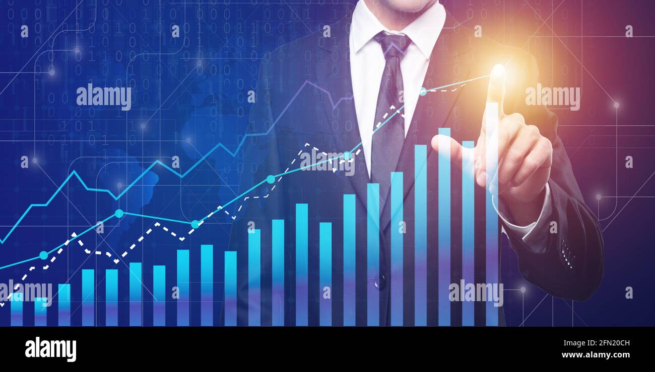 Uomo d'affari che tocca il grafico del lavoro. Grafici finanziari che mostrano un aumento dei ricavi sul touch screen Foto Stock