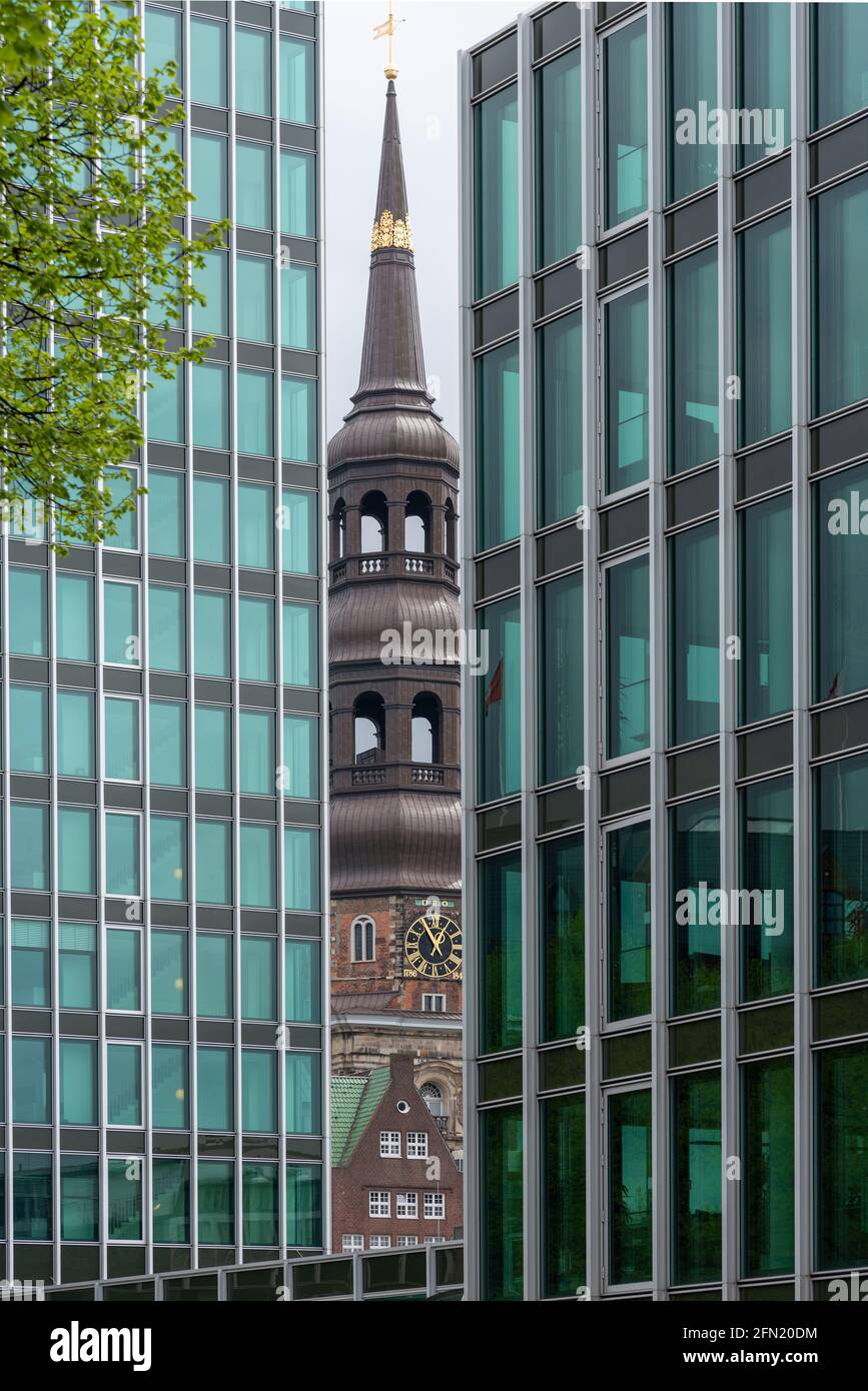 Turm der Katharinenkirche ad Amburgo, Germania Foto Stock