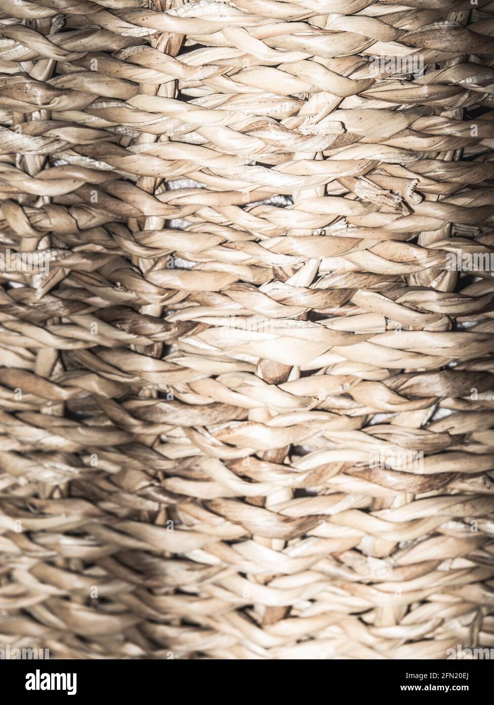 Vimini artigianato cesto di sfondo con ombre. Sfondo a trama naturale. Foto Stock
