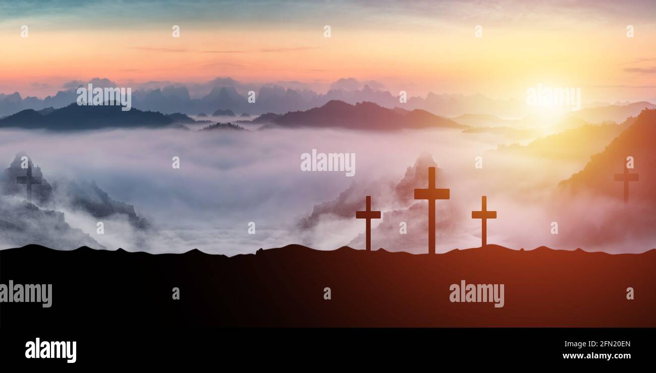 Tre croci su una montagna con uno sfondo tramonto. Concetti religiosi (Illustrazione) Foto Stock