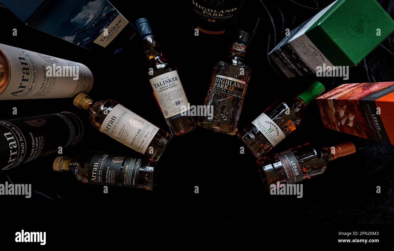 Bottiglie e marchi di whisky di malto scozzese, Scozia, Regno Unito: Arran, Talisker, Highland Park, Whisky Tobermory e Ledaig Foto Stock