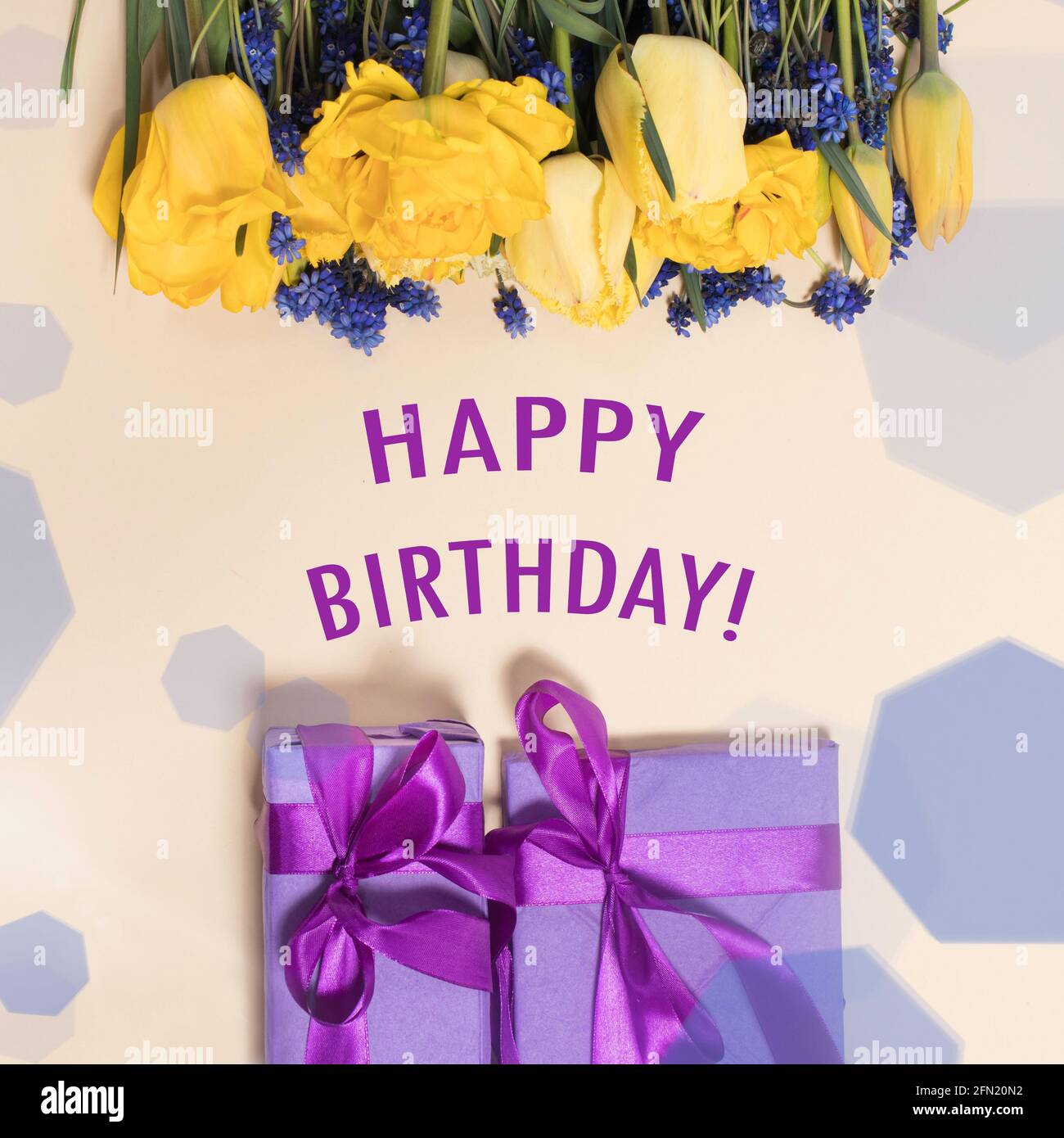 Biglietto D Auguri Per Compleanno Quadrato Buon Compleanno Con Fiori Di Tulipano Gialli E Confezioni Regalo Viola Foto Stock Alamy