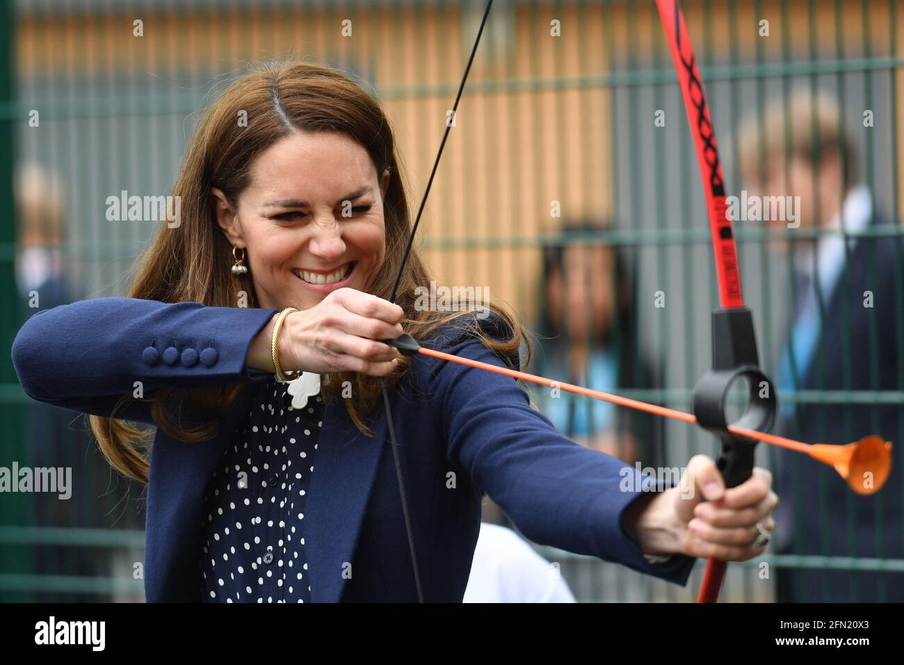 La Duchessa di Cambridge durante una sessione di tiro con l'arco durante una visita alla Way Youth zone di Wolverhampton, West Midlands. Data immagine: Giovedì 13 maggio 2021. Foto Stock