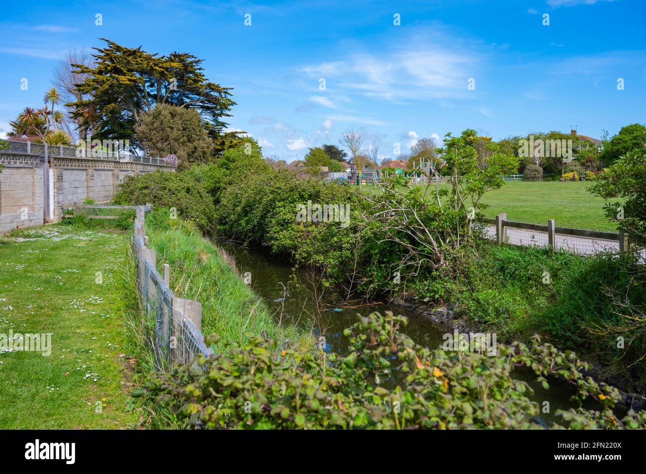 Ruscello stretto in Mewsbrook Park, Littlehampton, West Sussex, Inghilterra, Regno Unito. Foto Stock