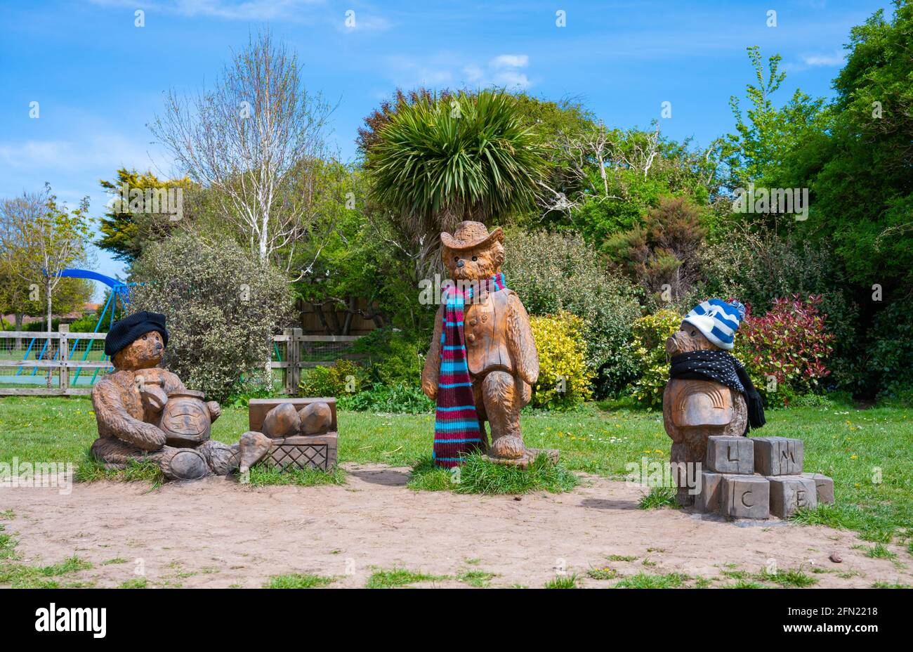 Statue in legno di orsi realizzate da un artista di legno a motosega, come monumento a Mewsbrook Park, Littlehampton, West Sussex, Inghilterra, Regno Unito. Foto Stock