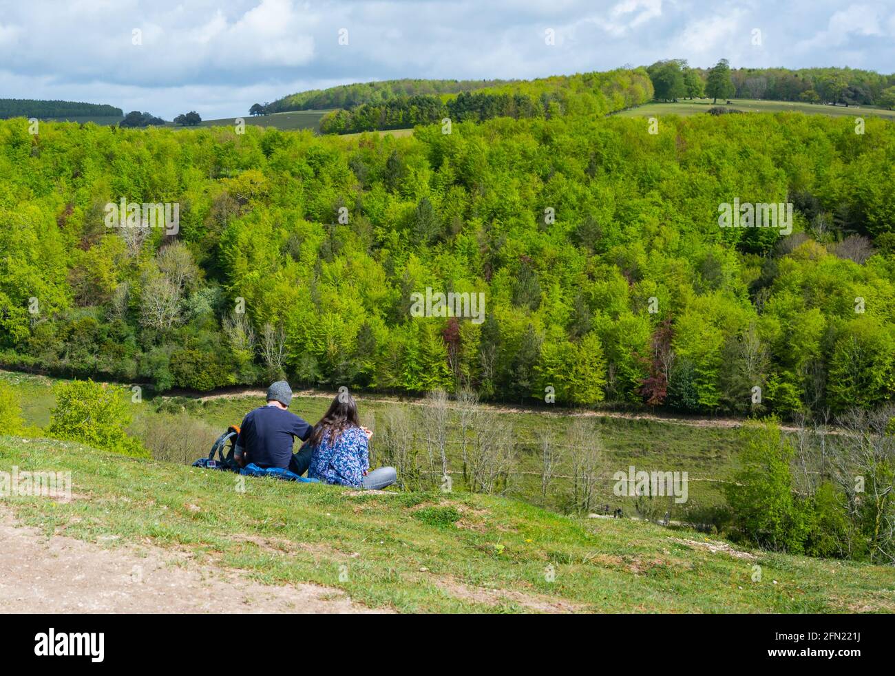 La coppia siede guardando una vista di campagna in Arundel Park, South Downs National Park, un'area di straordinaria bellezza naturale nel West Sussex, Inghilterra, Regno Unito Foto Stock