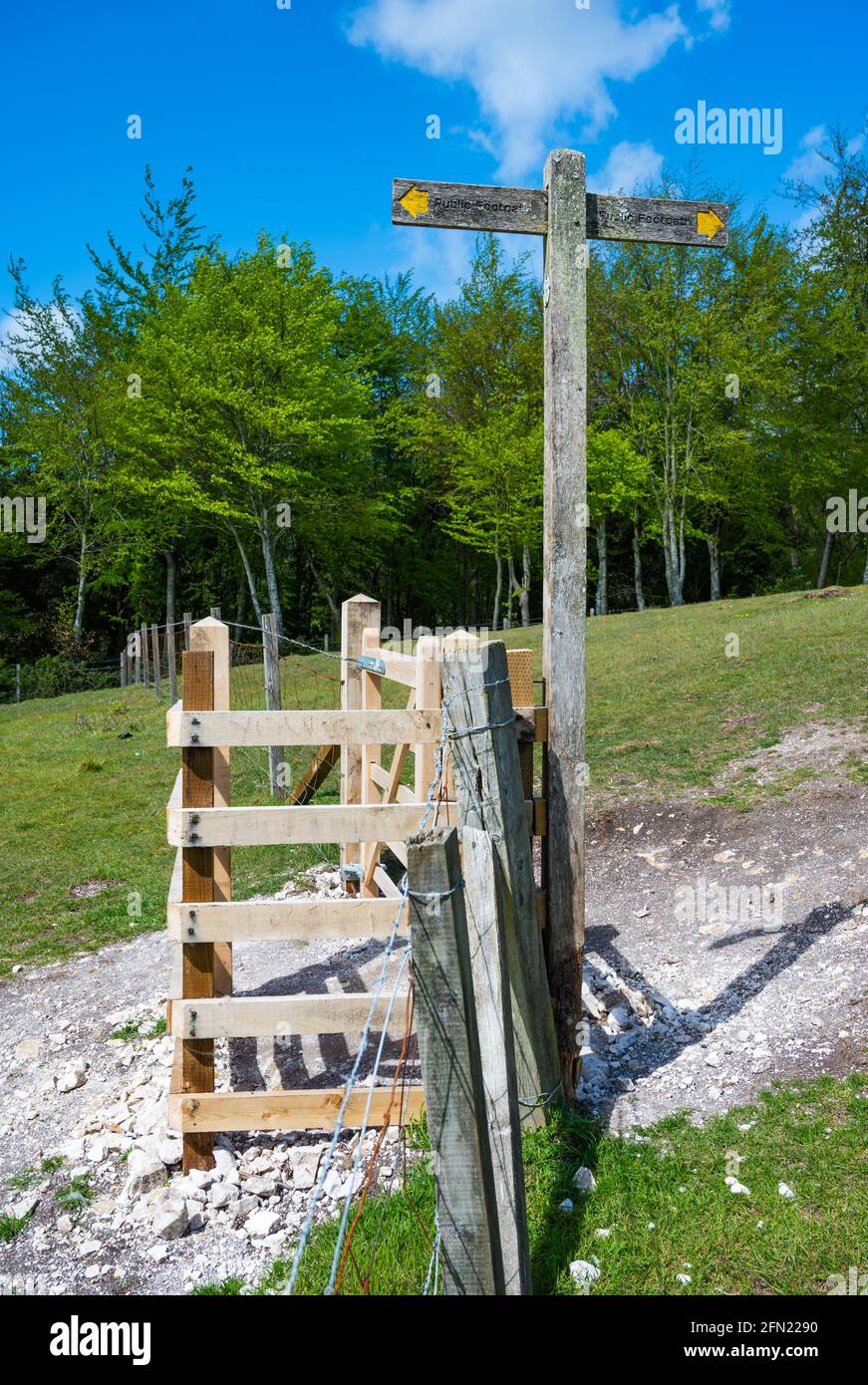 Cancello e cartello pubblico su una parte di Monarch's Way in Arundel Park, South Downs National Park a Spring in Arundel, West Sussex, Regno Unito. Foto Stock