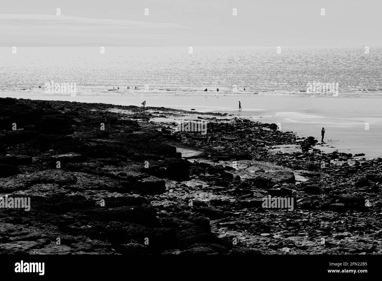 Una bella vista sul comune a Rest Bay, Porthcawl. Persone che si godono a piedi sulla spiaggia di sabbia esposta a bassa marea. Foto Stock