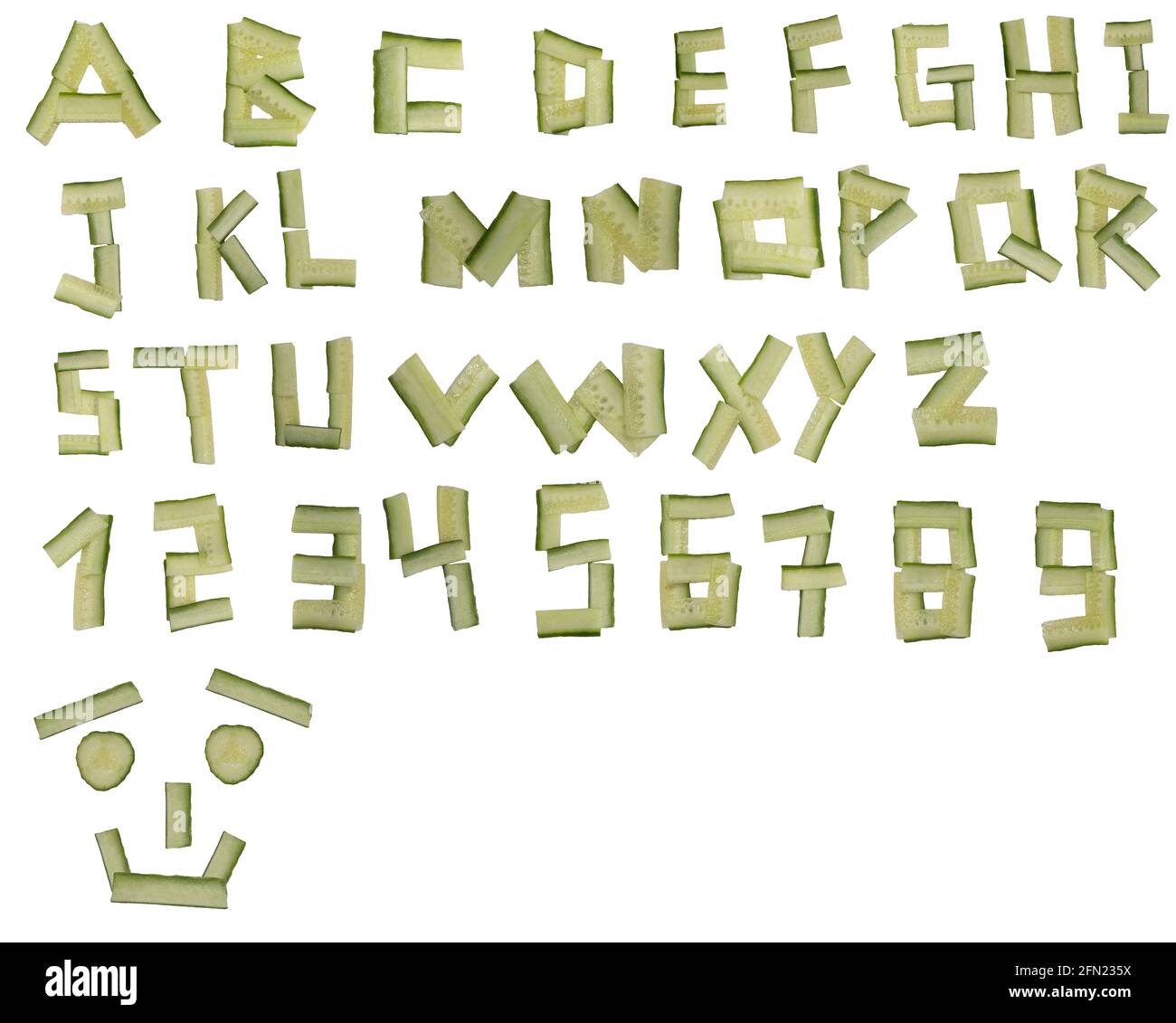 Lettere in bastoni di verdure di cetriolo, disposte in alfabeto e numeri Foto Stock
