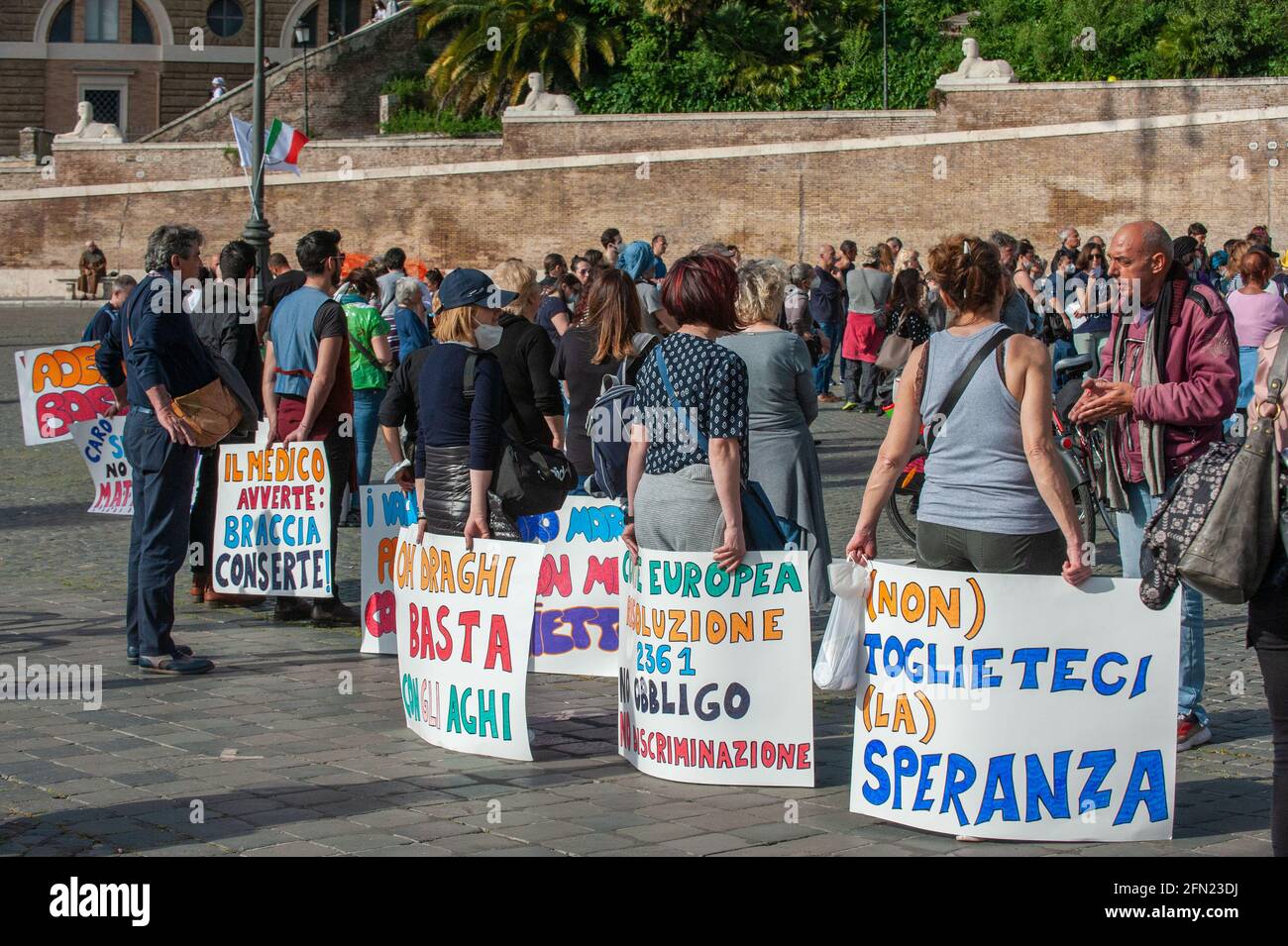 Roma, Italia 30/04/2021: Nessun operatore sanitario Vax protesta contro le misure governative, Piazza del Popolo. © Andrea Sabbadini Foto Stock