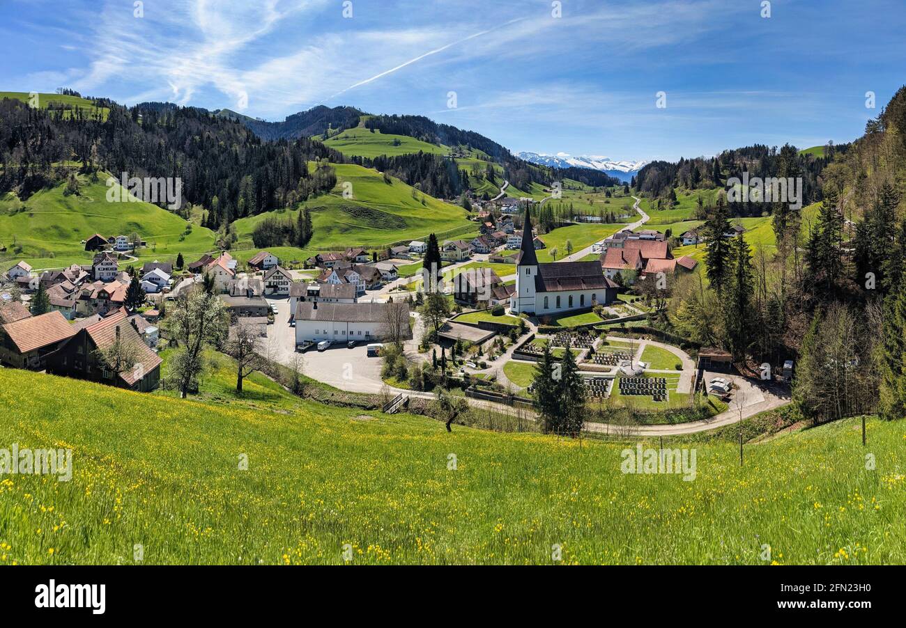 villaggio di montagna vicino zurigo svizzera. Toesstal con vista sulle montagne innevate. Primavera nel backcountry. Svizzero Foto Stock