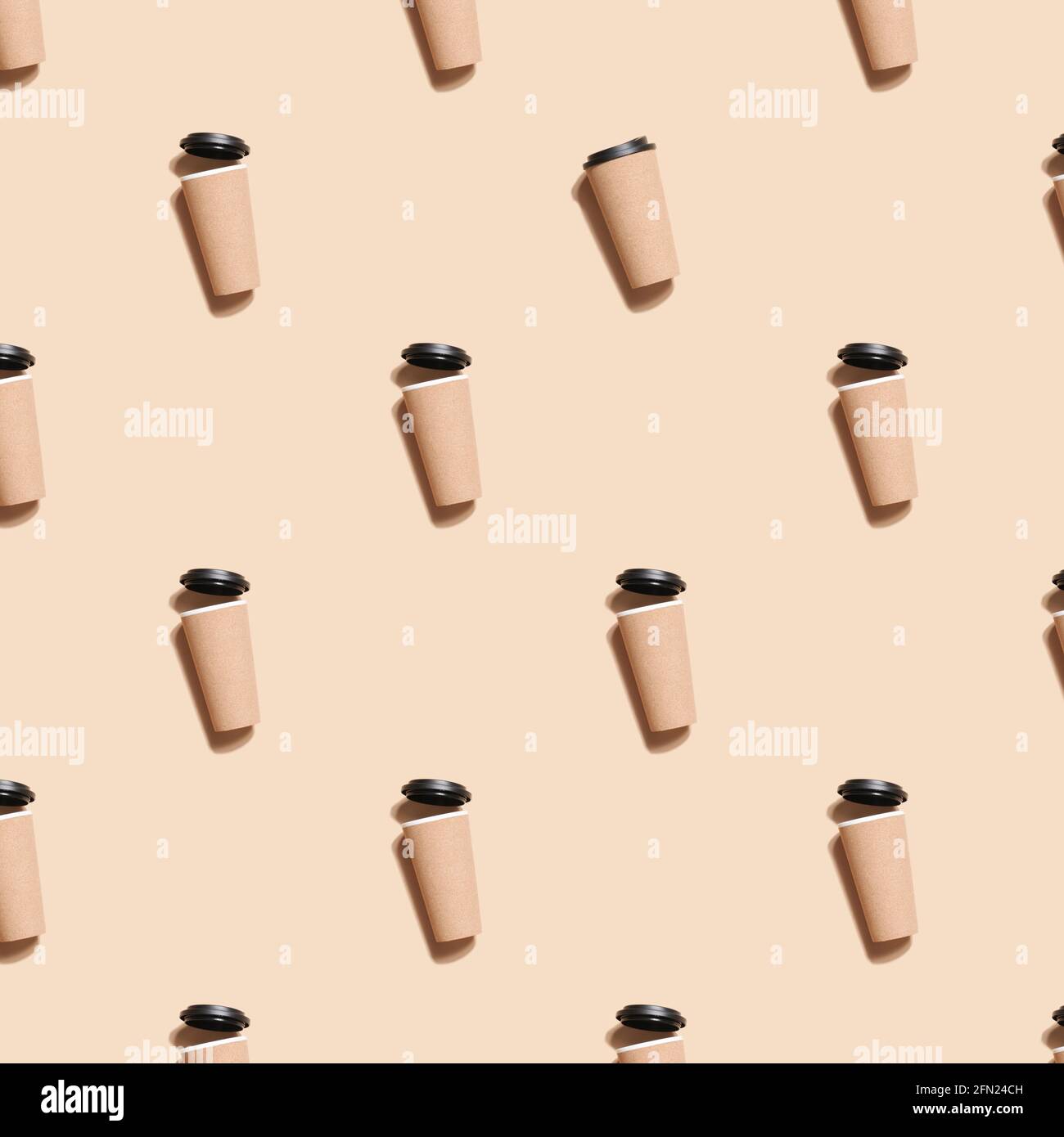 caffè ecologico riutilizzabile o tazza da tè su sfondo beige. Stile di vita sostenibile. Eco-friendly e zero rifiuti Concept.Flat lay mock up. Foto Stock