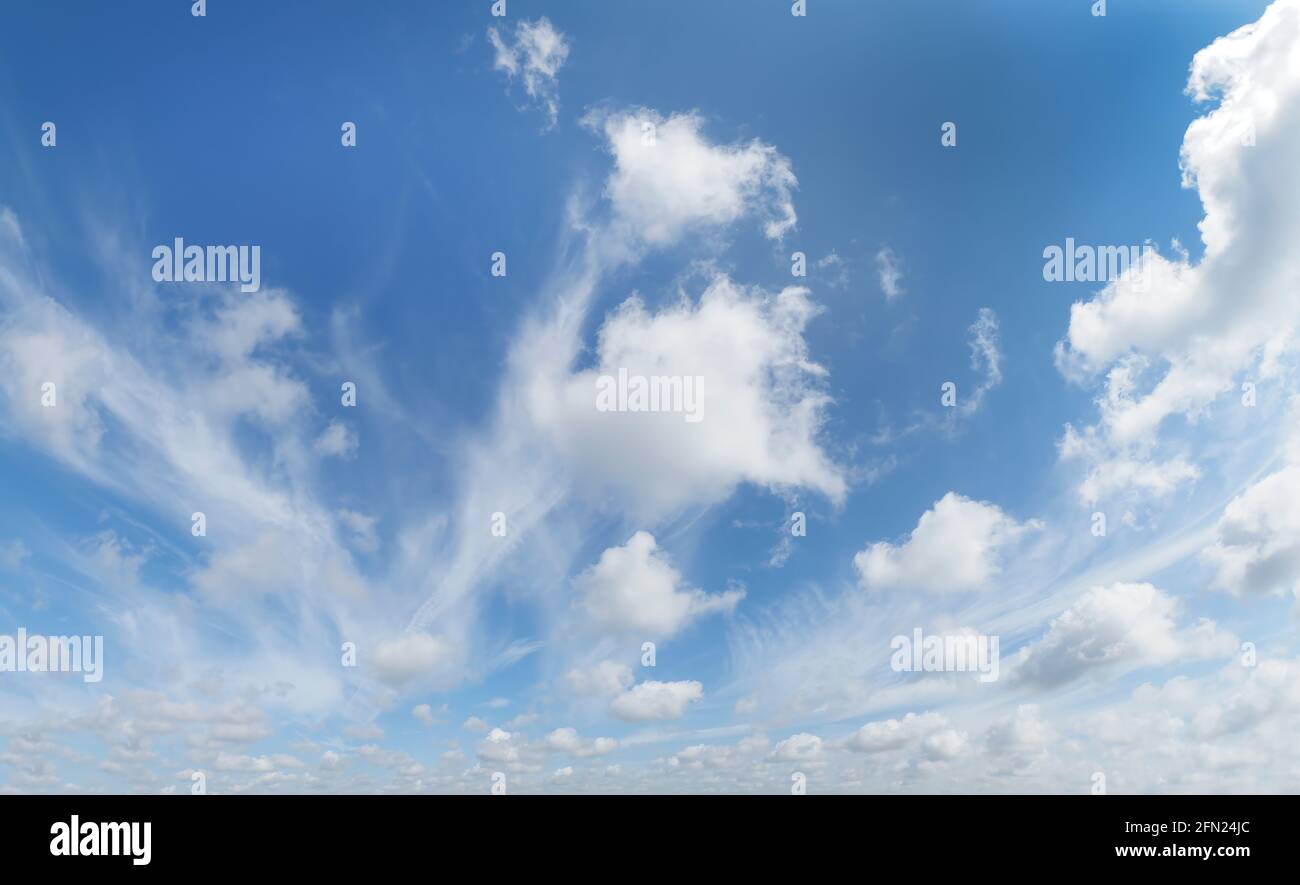 Cielo blu con nuvole bianche sul sud-ovest degli Stati Uniti della Florida Foto Stock