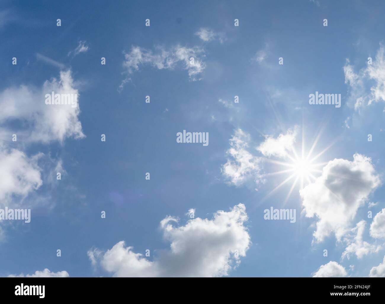 Cielo blu e nuvole bianche con il sole scoppiare sopra la Florida sud-occidentale STATI UNITI Foto Stock