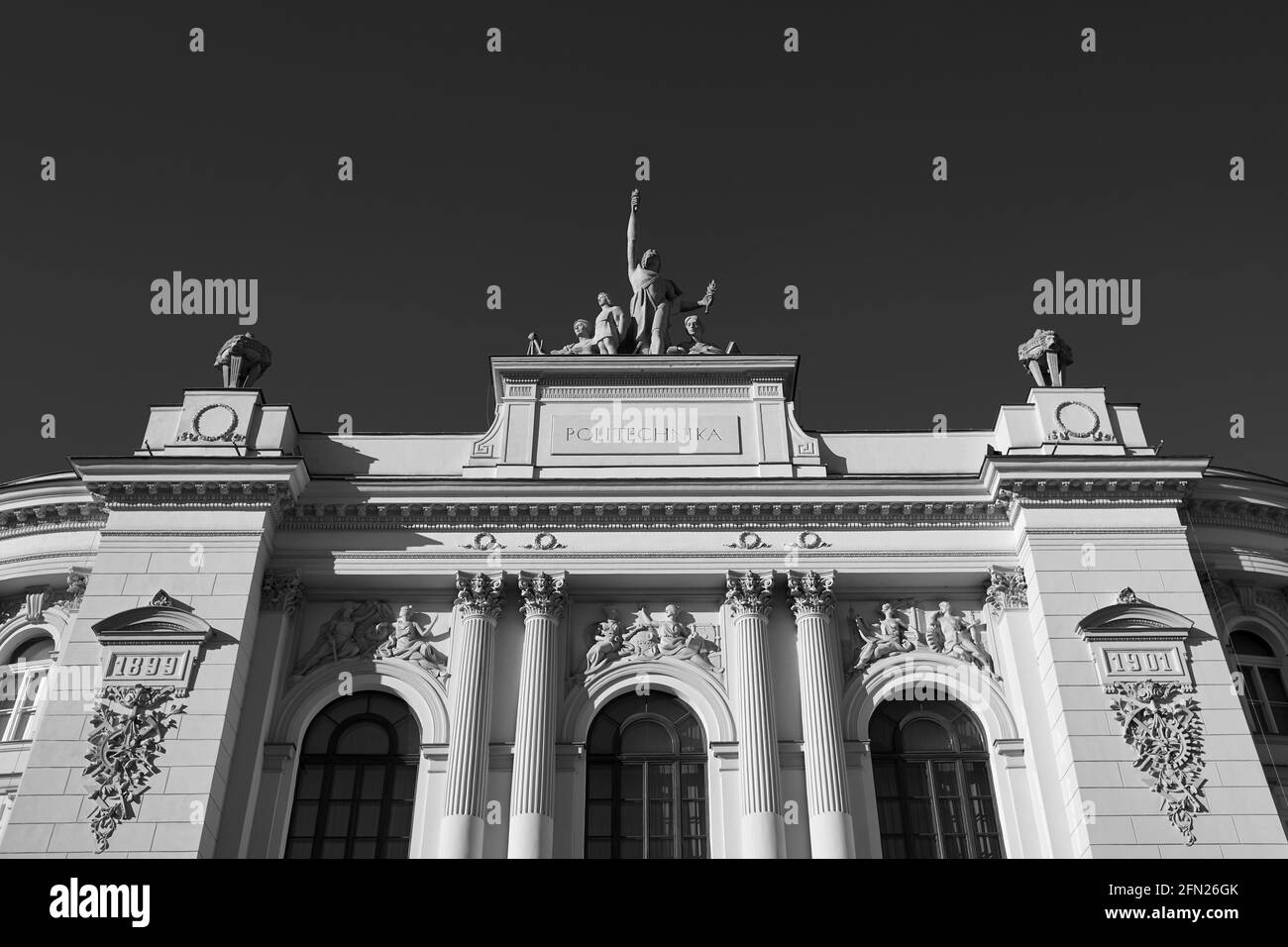 Facciata superiore dell'edificio principale dell'Università di Varsavia Tecnologia in bianco e nero Foto Stock