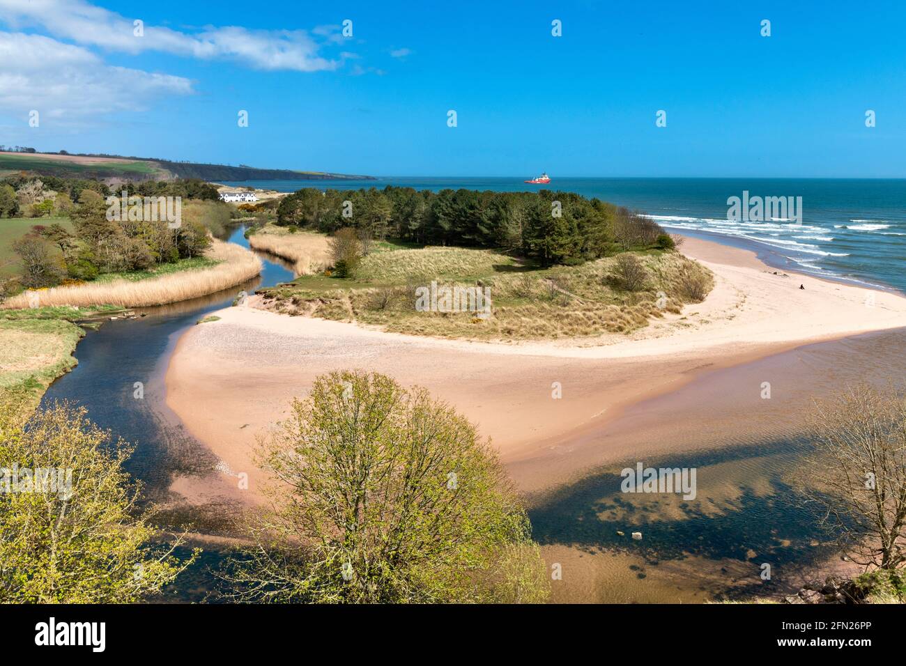 LUNAN BAY ANGUS SCOZIA VISTA DAL CASTELLO ROSSO DI FRONTE LA BAIA Foto Stock