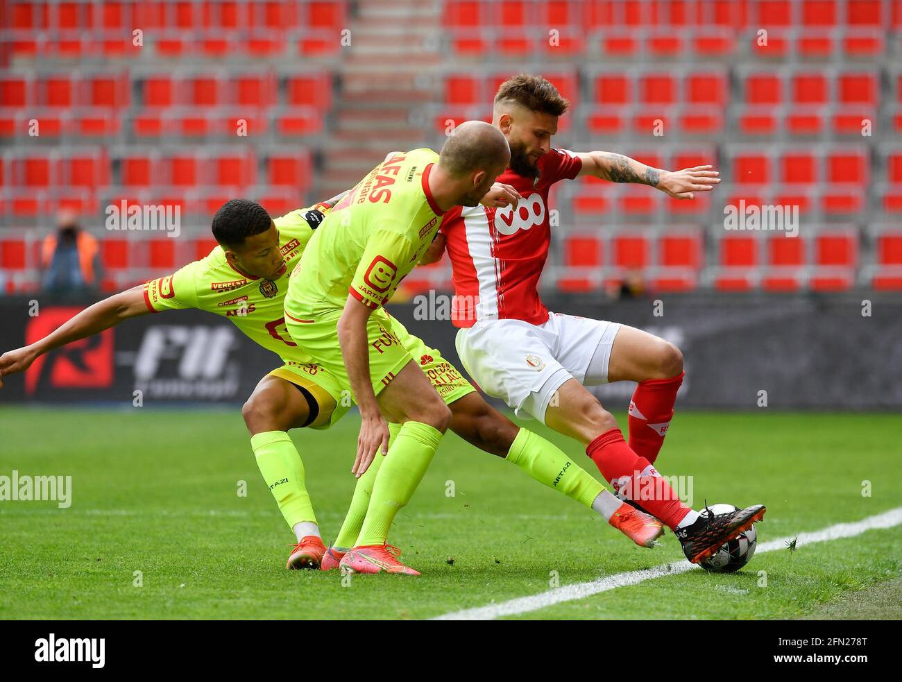 L'Aster Vranckx di Mechelen e Nicolas Gavory di Standard combattono per la palla durante una partita di calcio tra Standard de Liege e KV Mechelen, giovedì 13 Foto Stock
