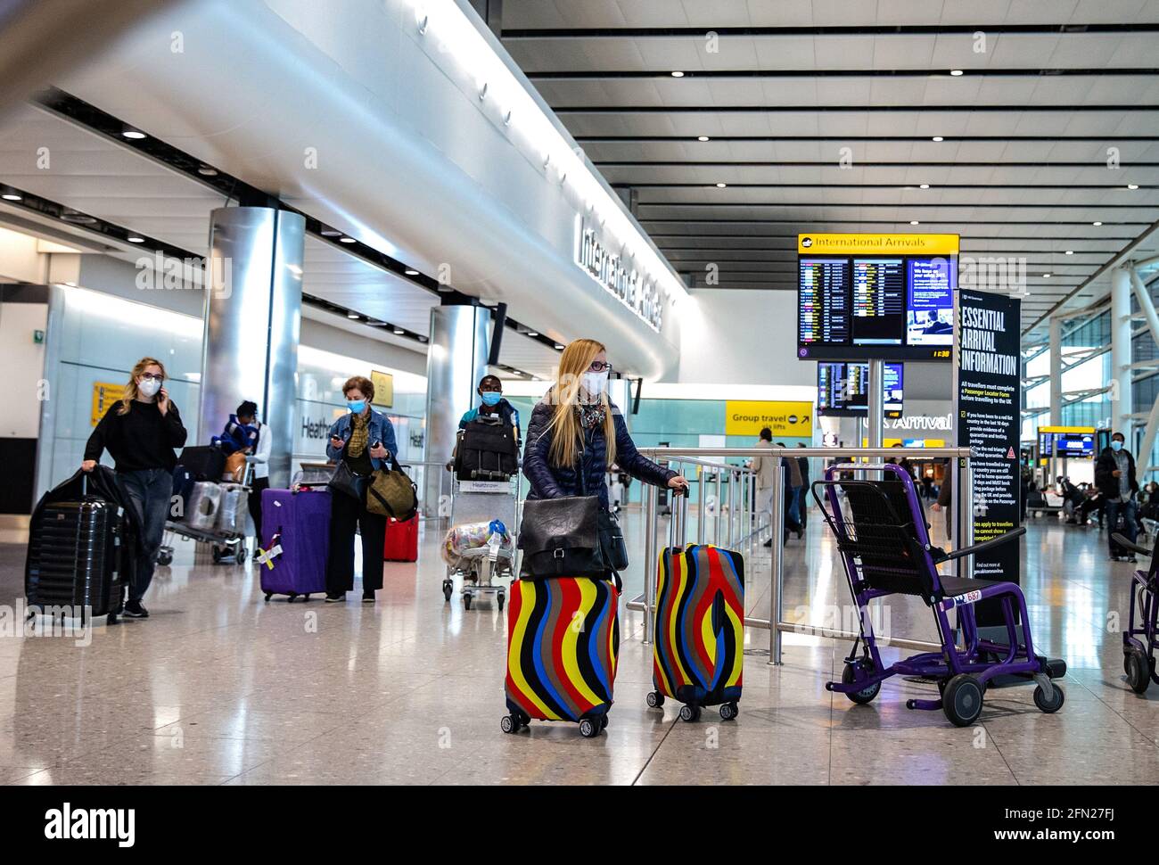 Londra, Regno Unito. 13 maggio 2021. I passeggeri che arrivano al Terminal 2 di Heathrow oggi. Dal 17 maggio entreranno in vigore nuove regole di viaggio. I giorni festivi possono riprendere. Ci sarà un sistema di "semafori" con paesi classificati come Verde, Ambra e Rosso. British Airways ha sospeso i voli da e per Israele a causa della situazione attuale. Credit: Mark Thomas/Alamy Live News Foto Stock