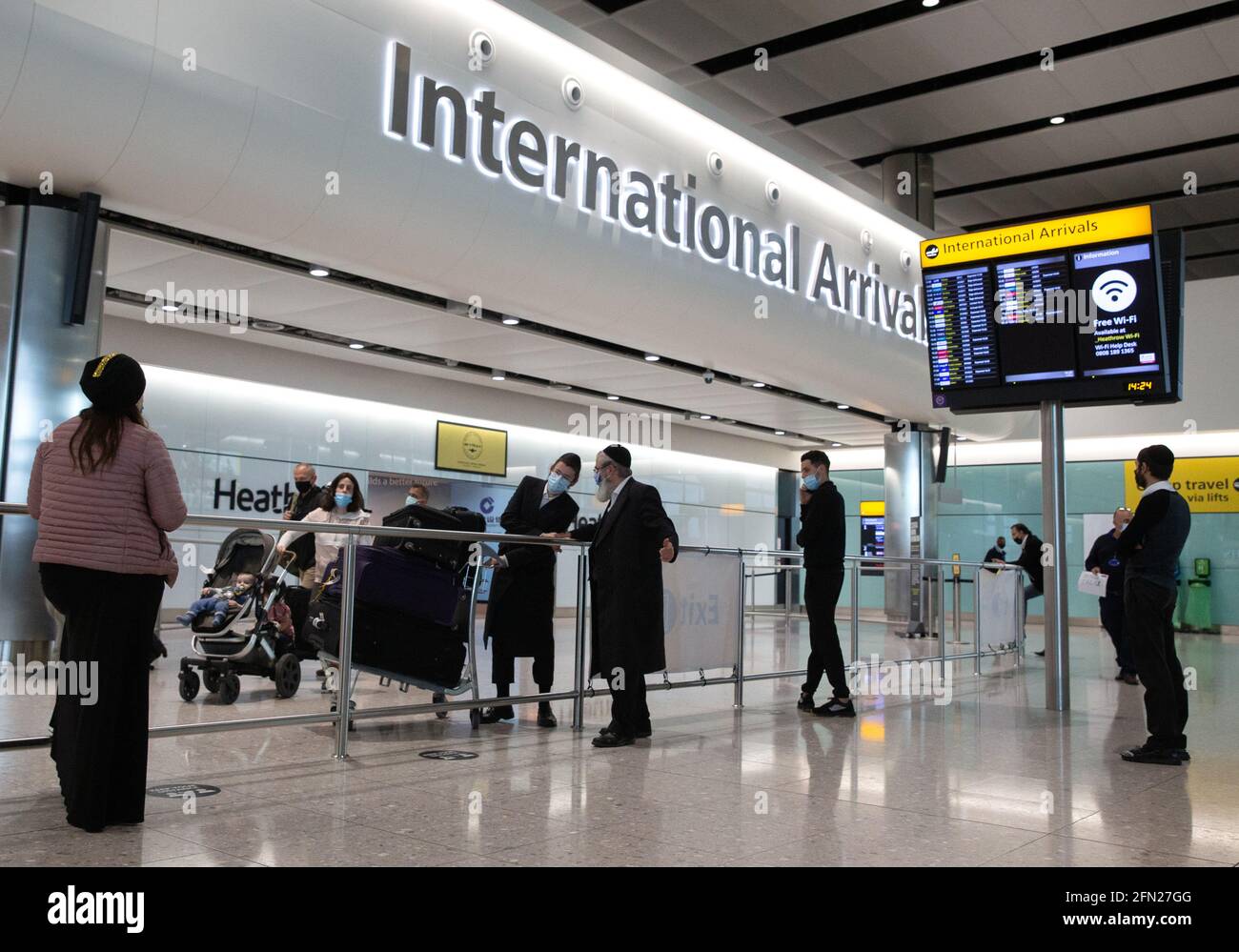 Londra, Regno Unito. 13 maggio 2021. I passeggeri che arrivano al Terminal 2 di Heathrow oggi. Dal 17 maggio entreranno in vigore nuove regole di viaggio. I giorni festivi possono riprendere. Ci sarà un sistema di "semafori" con paesi classificati come Verde, Ambra e Rosso. British Airways ha sospeso i voli da e per Israele a causa della situazione attuale. Credit: Mark Thomas/Alamy Live News Foto Stock