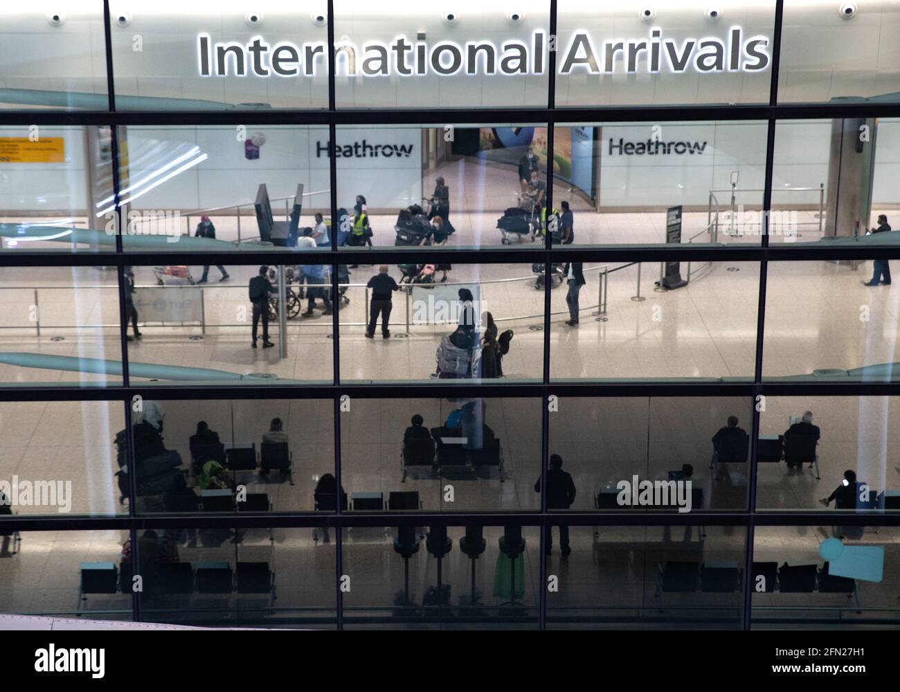 Londra, Regno Unito. 13 maggio 2021. I passeggeri che arrivano al Terminal 2 di Heathrow oggi. Dal 17 maggio entreranno in vigore nuove regole di viaggio. I giorni festivi possono riprendere. Ci sarà un sistema di "semafori" con paesi classificati come Verde, Ambra e Rosso. British Airways ha sospeso i voli da e per Israele a causa della situazione attuale. Credit: Mark Thomas/Alamy Live News Foto Stock