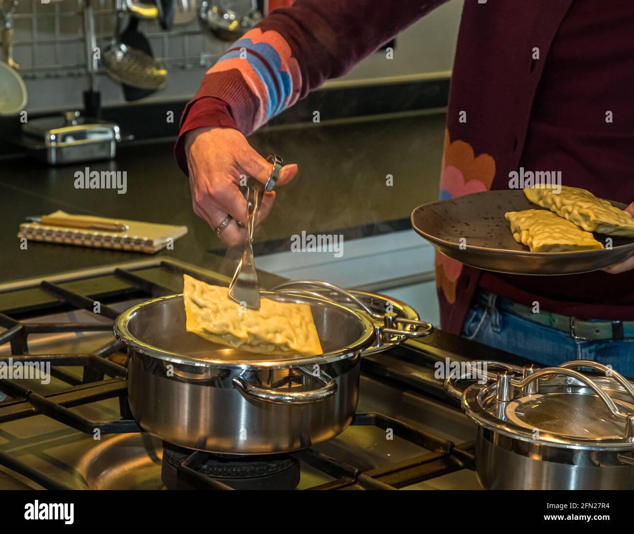 Questo è quanto è facile creare un abbinamento di sapori emozionante. Maultaschen da Stoccarda sta per incontrare champagne frizzante Foto Stock