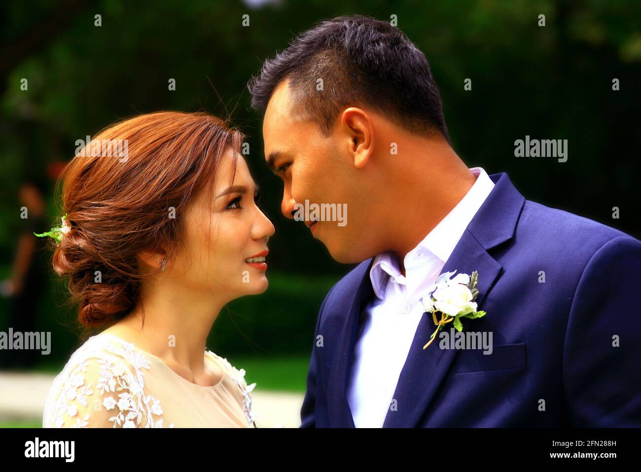 Junges verleibtes thailändisches Paar heiratet in Thailandia Foto Stock