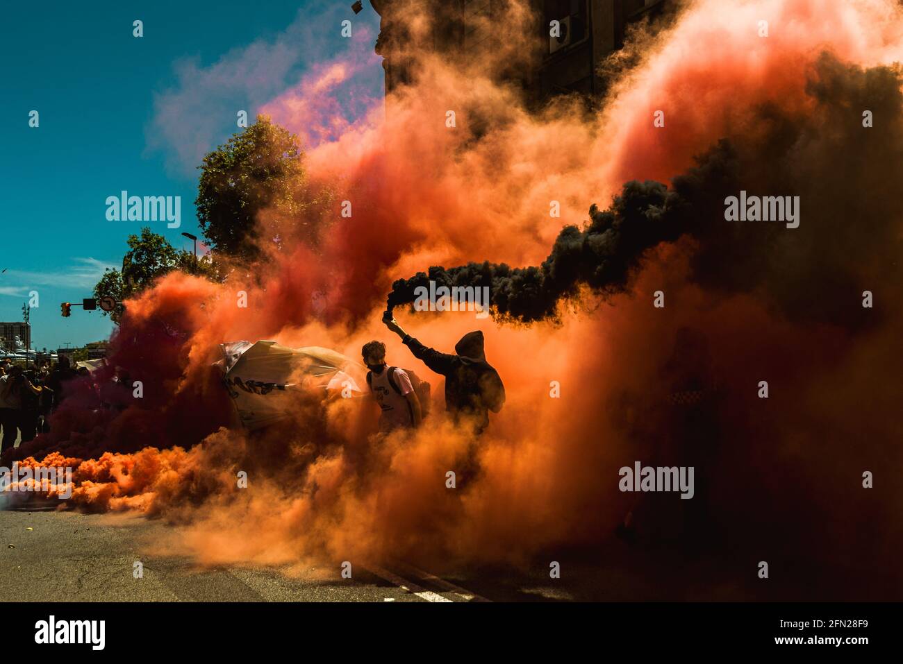 Barcellona, Spagna. 13 maggio 2021. Colpendo gli studenti catalani si accendono gli incendi del Bengala mentre protestano contro la crisi educativa durante la continua diffusione del virus corona. Credit: Matthias Oesterle/Alamy Live News Foto Stock